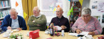 57. Sommigen brachten een cadeau mee